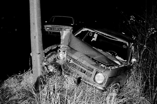 19721204 Unfall Bovenden PKW gegen Baum