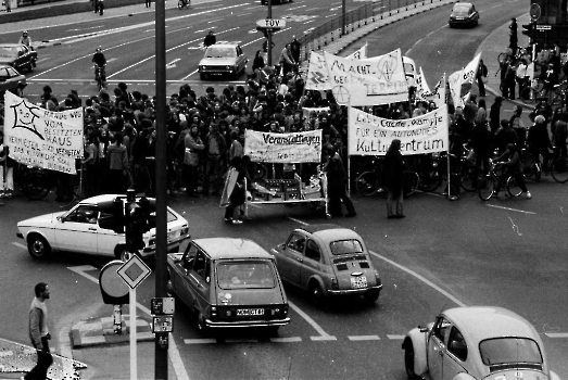 19810527 Demo Wohnungsnot Rathaus 3