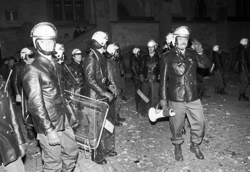 19840101 Polizei sichert Rathaus Silvester 1