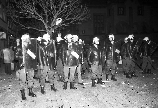 19840101 Polizei sichert Rathaus Silvester