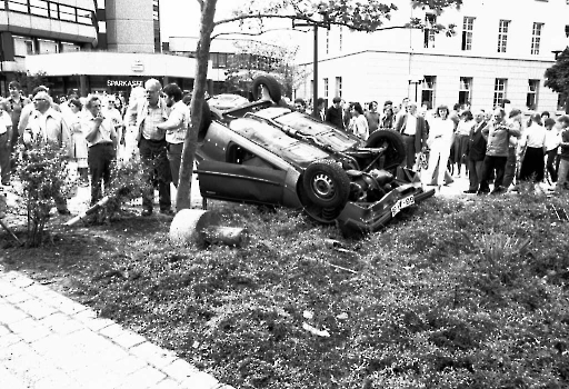 19840613 Unfall vor dem Rathaus 1
