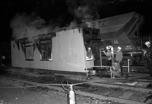 19850712 Wohncontainer auf Gleisen Feuer