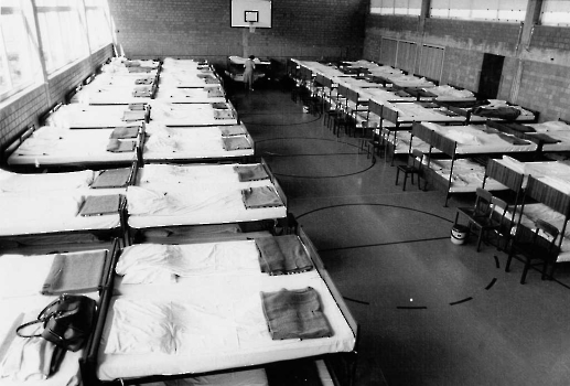 19860712 Friedland Flüchtlinge in KGS Halle 1