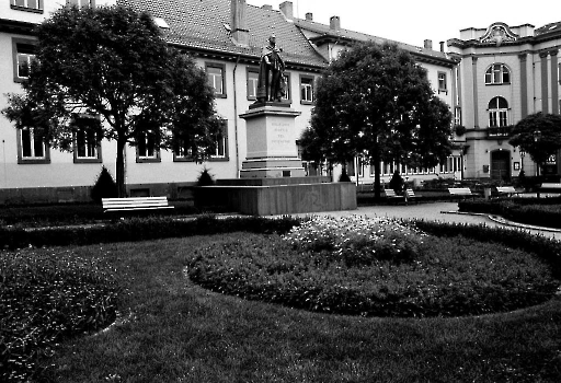 19870920 Wilhelmsplatz, Denkmal