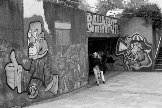 19920419 Tunnel zum Bahnhof, Graffitimalerei 1
