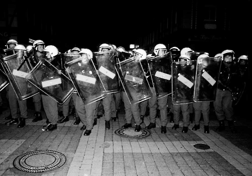 19951002 Demo Vermummte Polizei 1