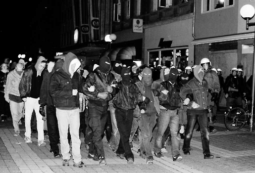 19951002 Demo Vermummte Polizei