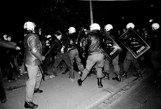19951002 Demo Vermummte vor Juzi Polizei