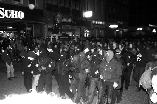 19951002 Vermummte Stadt Demo