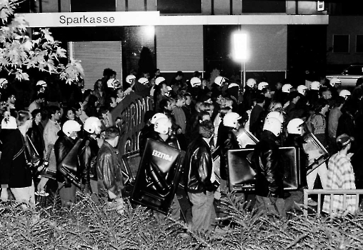19951002 Vermummte Stadt Demo Polizei