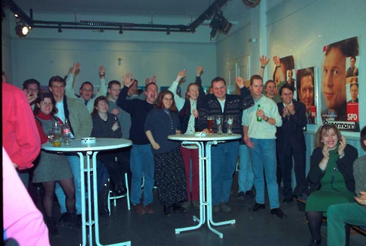 19980301 SPD Wahlsieg im Jg. Theater.jpg