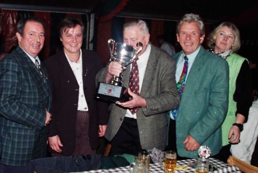 19981019 Kirmesfrühstück Pokal MTV Geismar1
